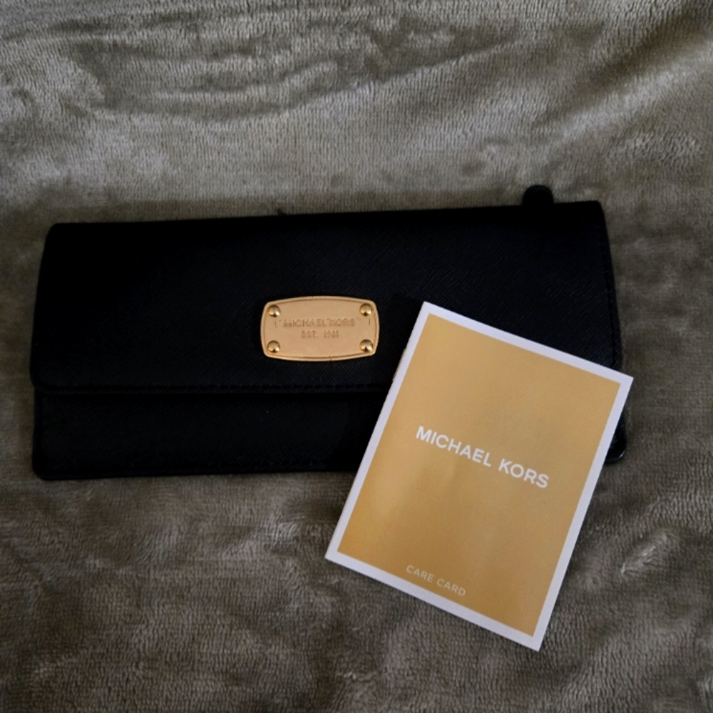MICHAEL KORS BLACK SAFFIANO LEATHER SNAP WALLET.